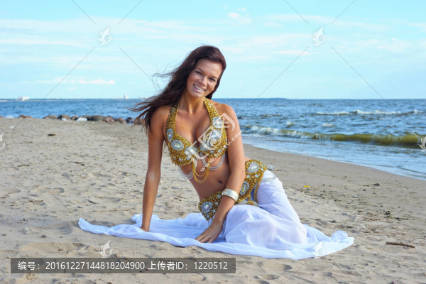 漂亮的坐在異國(guó)風(fēng)情的女人