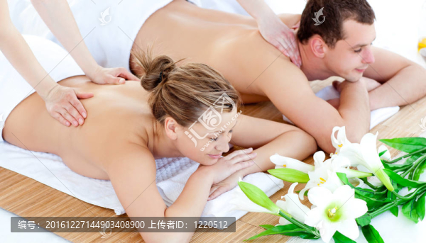 迷戀的年輕夫婦享受背部按摩