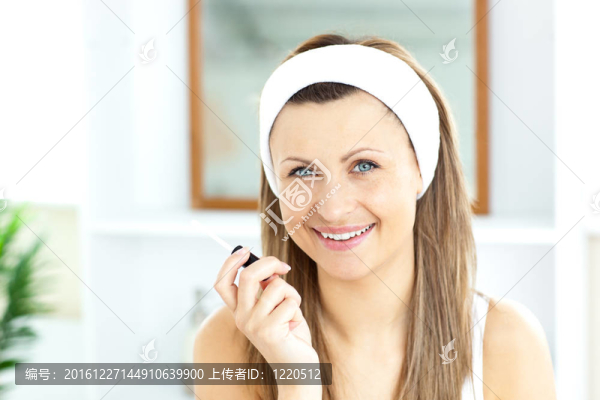 漂亮女人在浴室里涂唇彩