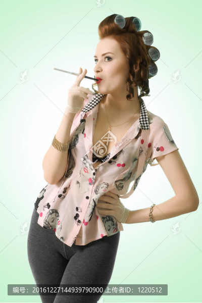 瘋狂的女孩把香煙煙霧
