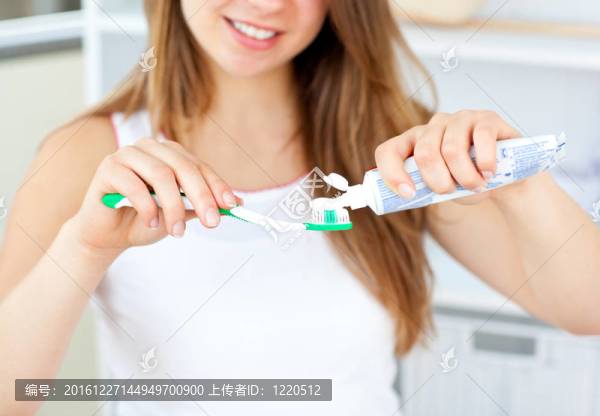 女人準備刷牙