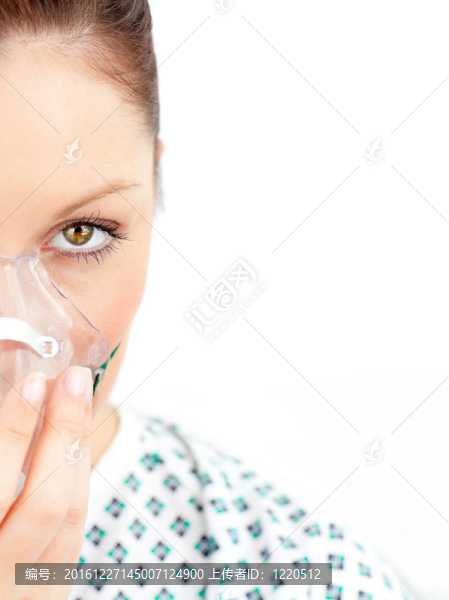 帶氧氣面罩的女性患者