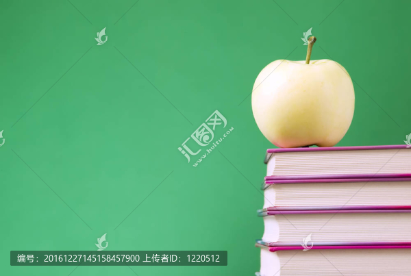 放在書上的黃蘋果