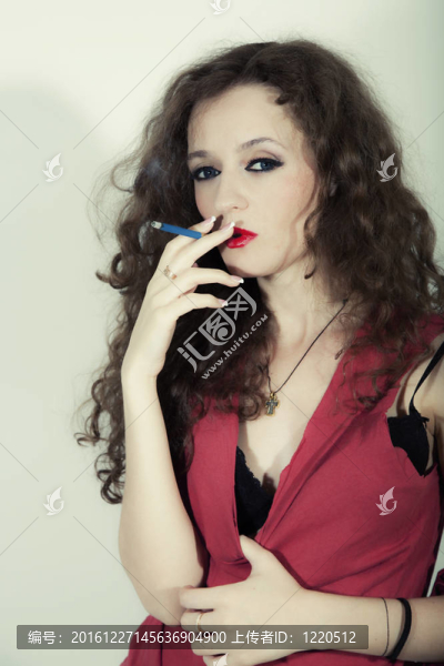 卷曲的長毛黑發(fā)女人與香煙