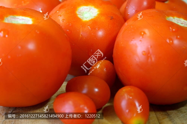 切菜板上的西紅柿