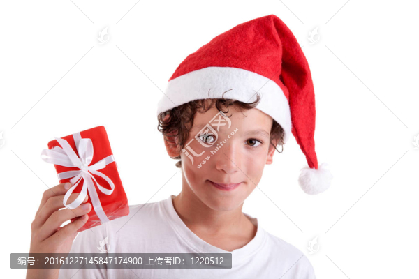 可愛的圣誕男孩與白色禮物孤立在白色背景。