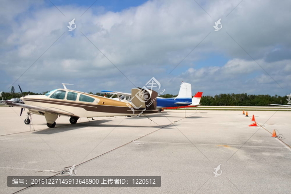 停放的飛機(jī)
