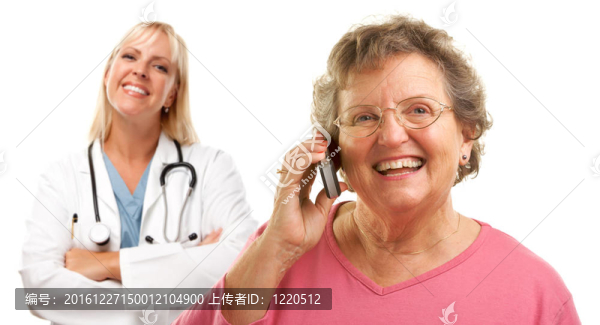 快樂(lè)的高級(jí)女人用手機(jī)與女醫(yī)生在后面