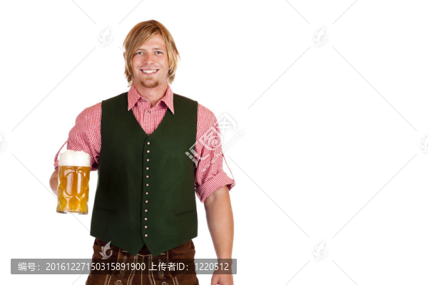 巴伐利亞人皮褲子（雷德厚森）持有啤酒斯坦在手