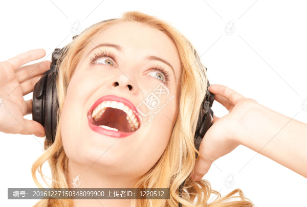 快樂(lè)女人在耳機(jī)
