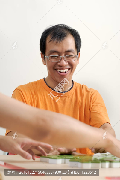 快樂微笑亞洲男人打麻將