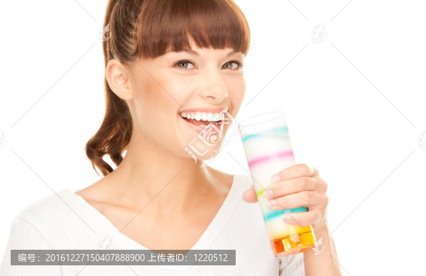 可愛的女孩與一杯牛奶