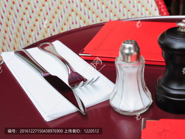 餐廳的餐桌設(shè)置