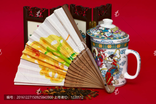 亞洲風(fēng)格的扇子和杯子