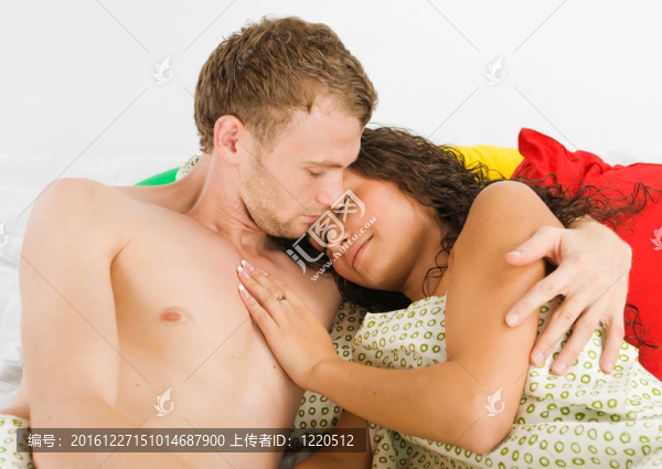 夫婦睡在床上