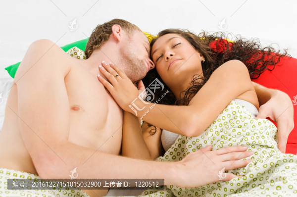 夫婦睡在床上