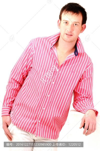 英俊的男模特倚在臺(tái)座上穿著鮮艷時(shí)髦的衣服