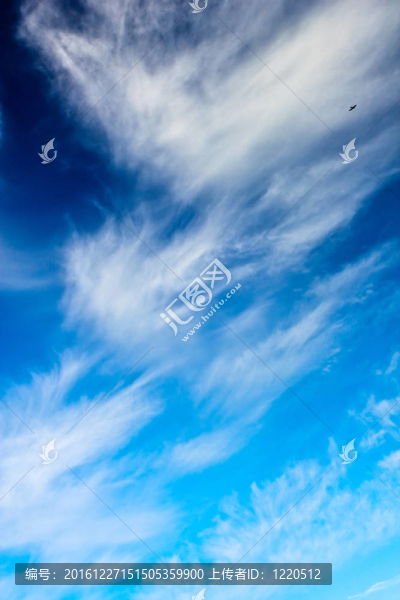 在藍(lán)色的天空云卷云