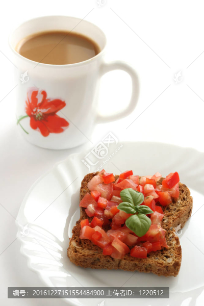 番茄切面包和咖啡