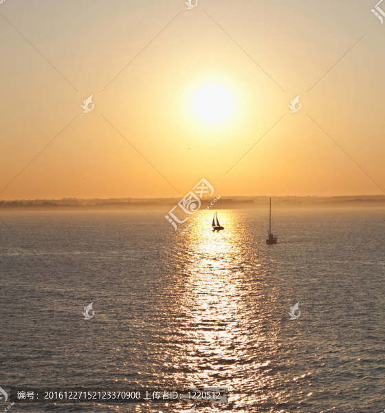 夕陽下海上的船