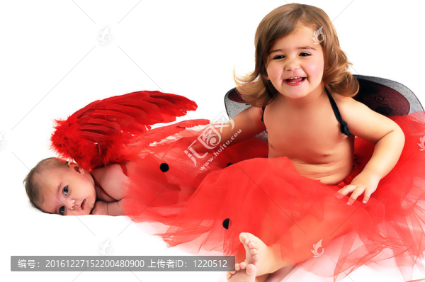 兩姐妹玩和微笑在工作室穿紅色角翼