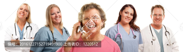 快樂的高級婦女使用手機(jī)和醫(yī)生背后