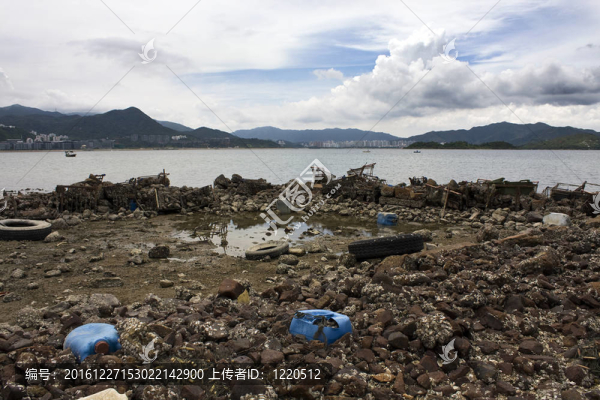 在海岸上堆積的垃圾。