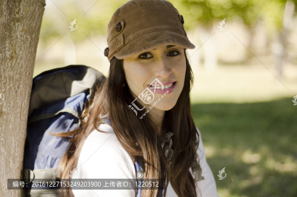 徒步旅行的年輕女子