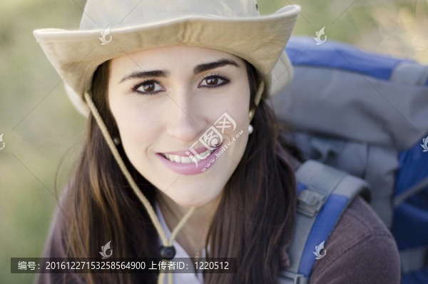徒步旅行的年輕女子