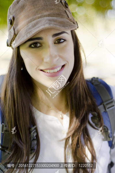 徒步旅行的年輕女子