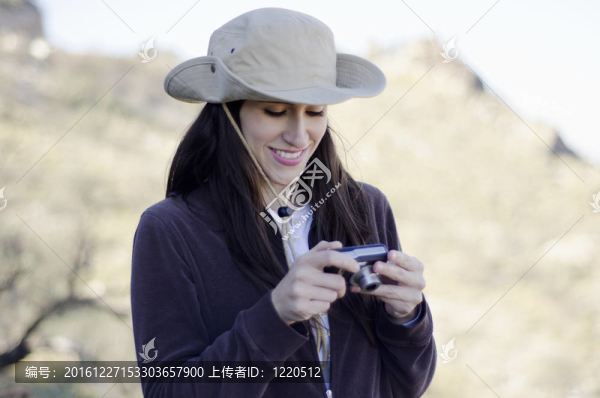 年輕女子在旅途中拍照