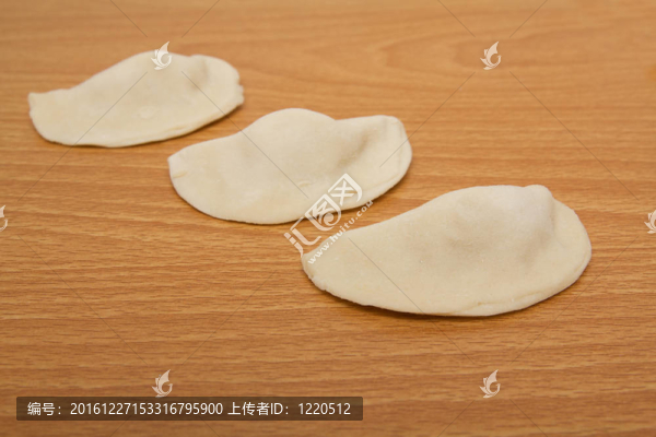 砧板上自制的肉餡餃子