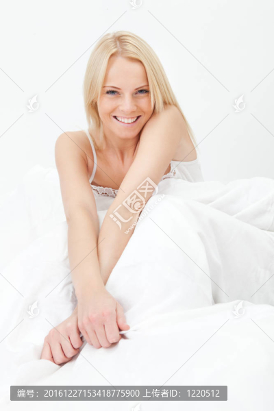 年輕快樂(lè)的微笑的女人醒來(lái)