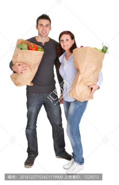 幸福的夫婦與食品購(gòu)物袋