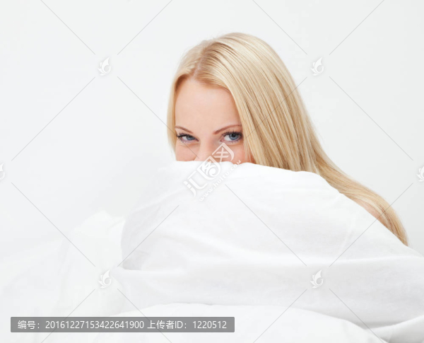 年輕快樂的微笑的女人醒來