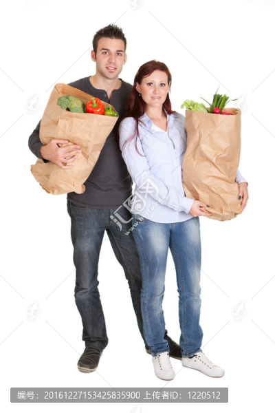幸福的夫婦與食品購(gòu)物袋