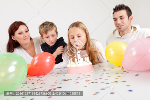 年輕家庭在家慶祝生日