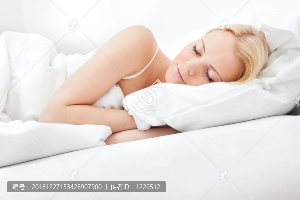 年輕漂亮女人睡覺