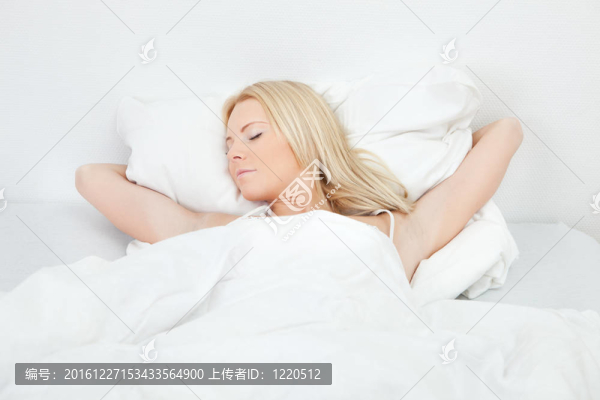 年輕漂亮女人睡覺