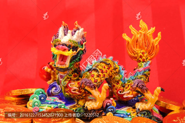 中國(guó)新年的裝飾品--傳統(tǒng)舞龍；金幣和錢的紅包；紅鞭炮
