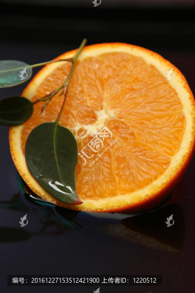 黑色背景上的橙色