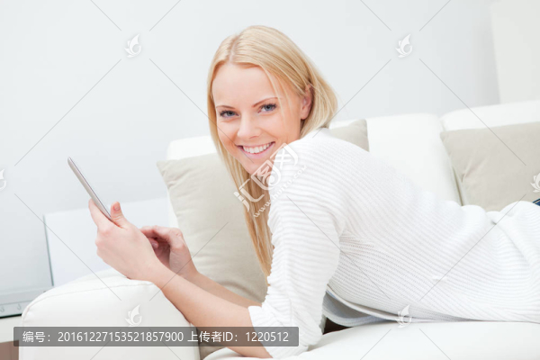 美女在電腦上工作