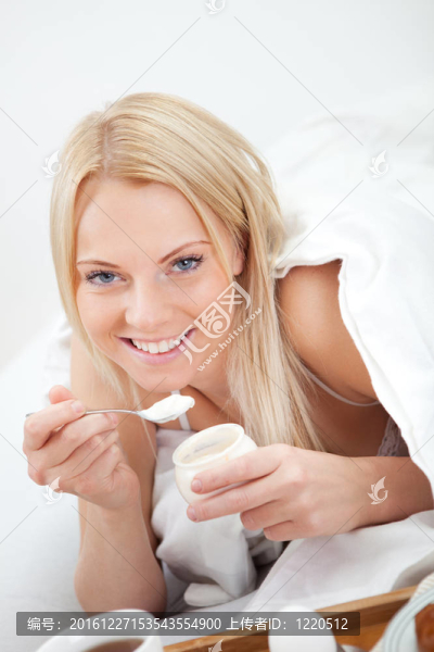美女在床上吃酸奶