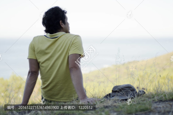 年輕人在旅途中休息一下