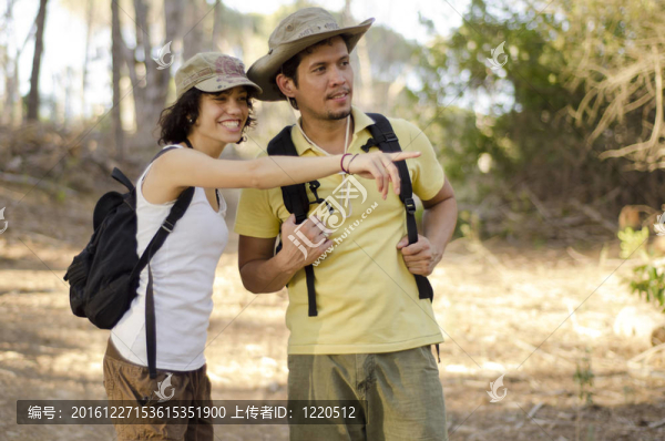 可愛(ài)的年輕夫婦遠(yuǎn)足旅行