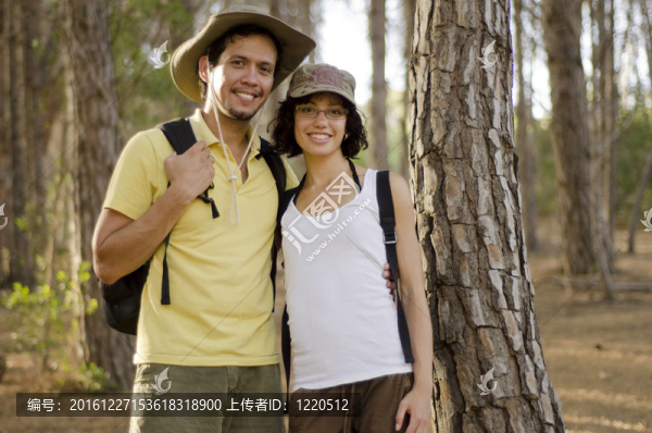 徒步旅行的可愛(ài)情侶