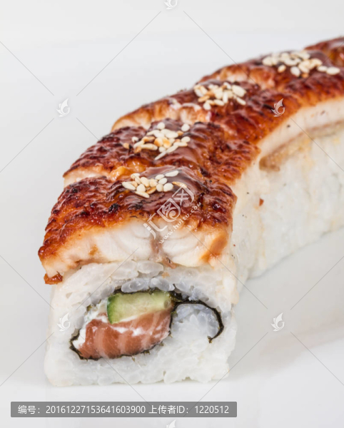 日本傳統(tǒng)美食-,Maki,Roll黃瓜，奶油奶酪和生鮭魚和鰻魚