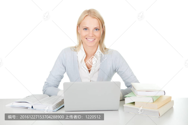 美麗的學(xué)生與筆記本電腦學(xué)習(xí)