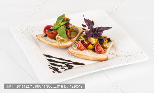 新鮮多汁的西紅柿醬作為一流的面包；