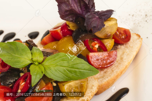 新鮮多汁的西紅柿醬作為一流的面包；